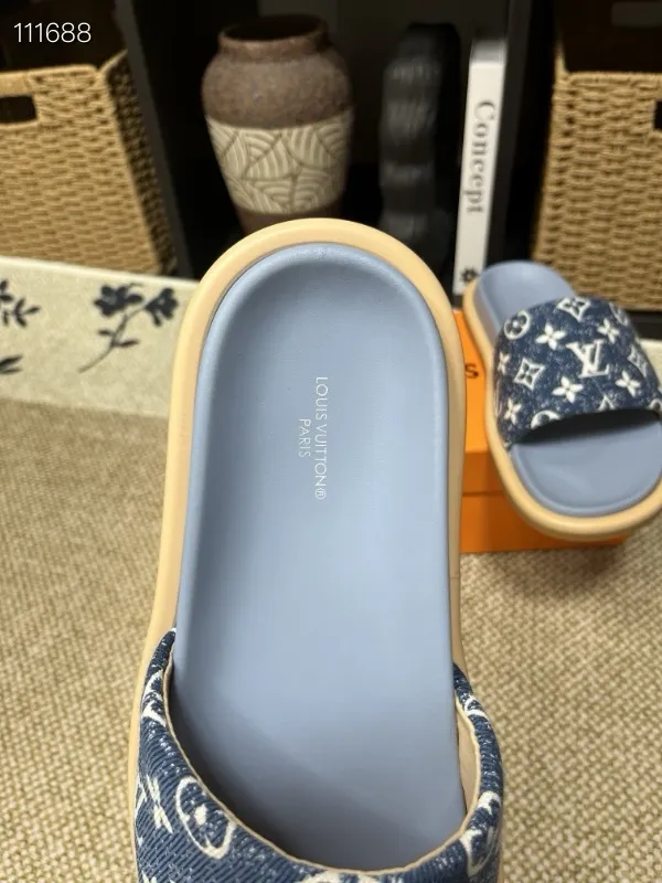 P320💰[New model] Long-term availability, 2025 new model, couple model [LOUlS VUlTTON] comes with drawer box, bag, card, invoice "Louis Vuitton ~ unique modern sandals. 》LV counter purchasing 🏃Men's and women's casual slippers, sold at the same time at the counter, the original old flower material upper is soft and comfortable, (refuses to discolor and rub the feet) sole: original factory special combination original sole, code number: 35--46 4 multiple colors 🉑️ to choose from